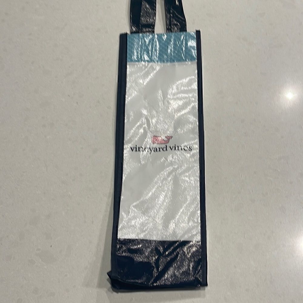 Vineyard vines wine bottle tote excellent shape. Fun for social gatherings.